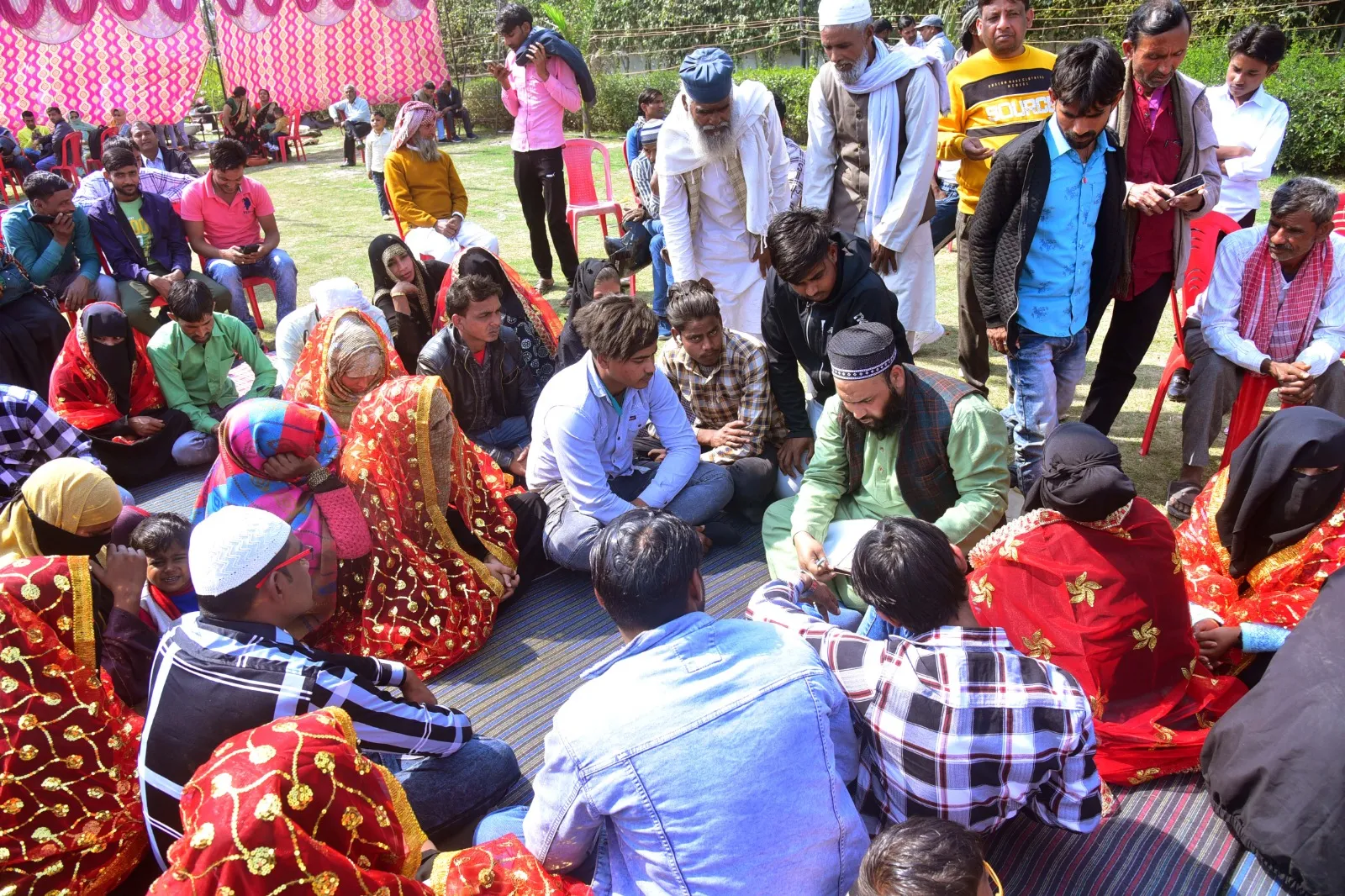 एक ही पण्डाल में फेरे हुए और निकाह पढ़ाए,300 जोड़ों ने दांपत्य जीवन में किया प्रवेश