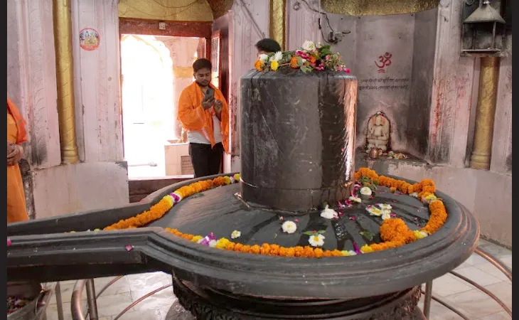 केंद्रीय पर्यटक एवं ऐतिहासिक स्थल बाबा पृथ्वीनाथ मंदिर मूलभूत सुविधाओं से वंचित परिसर में लगे कई हैंडपंप खराब