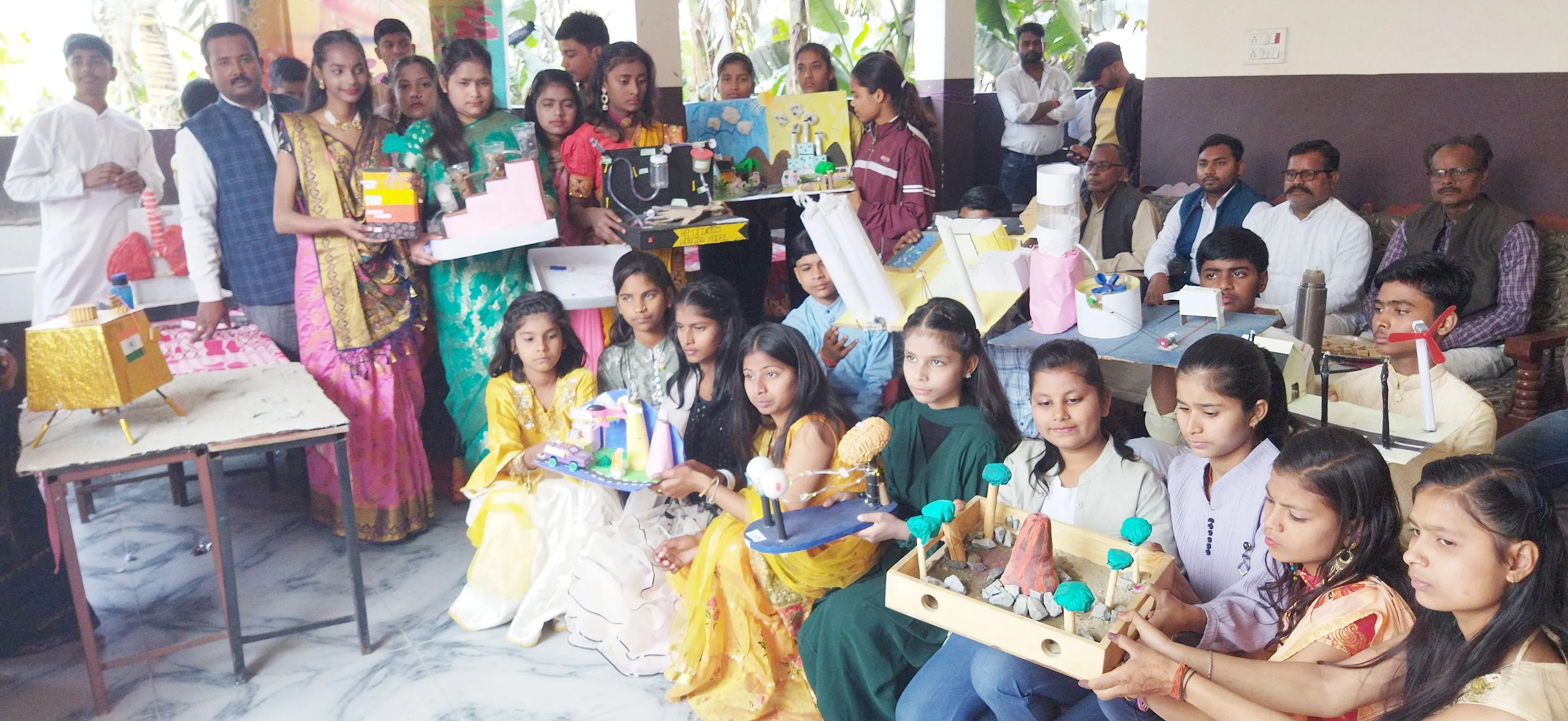 छात्र छात्राओं ने विज्ञान प्रदर्शनी में वैज्ञानिक बनने का दिखाए हुनर