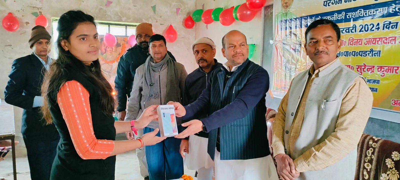 Padrauna : विनय जायसवाल के हाथों स्मार्ट फोन पाकर छात्राओं की खिले चेहरे