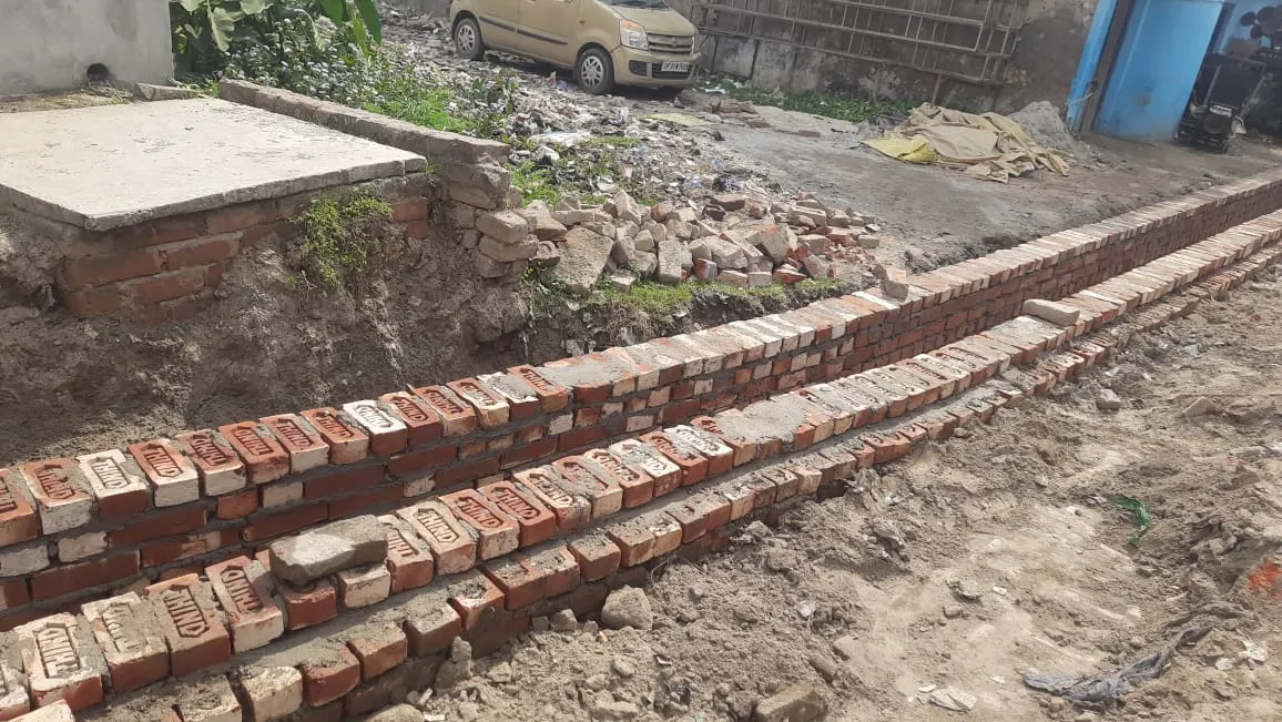 नाली निर्माण में किया जा रहा मानक विहीन निर्माण कार्य
