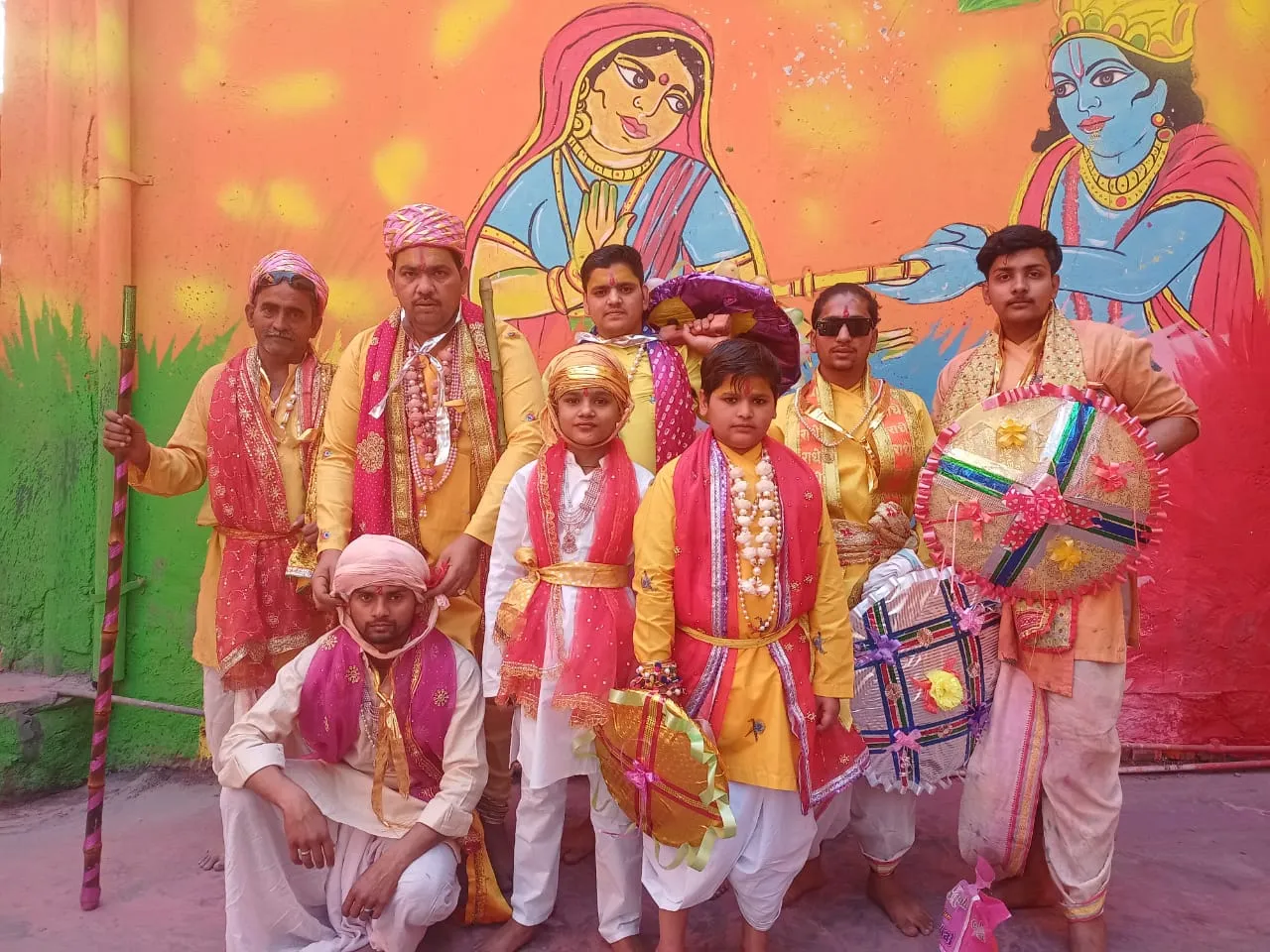 ’फगुआ दै मोहन मतवारे फगुआ दै’