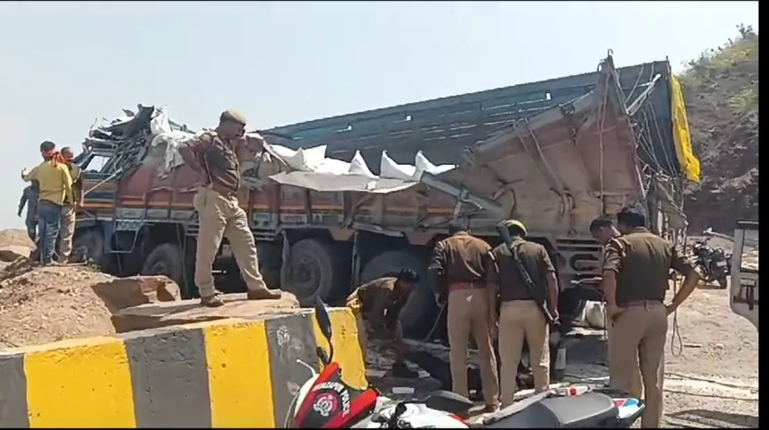 ब्रेक फेल होने से अनियंत्रित ट्रक आगे चल रही बोलेरो और बाइक में टकराई, तीन की हुई मौत 