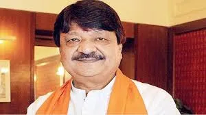 भाजपा के कद्दावर नेता कैलाश विजयवर्गीय का मध्य प्रदेश के पूर्व मुख्यमंत्री कमल नाथ पर तंज 