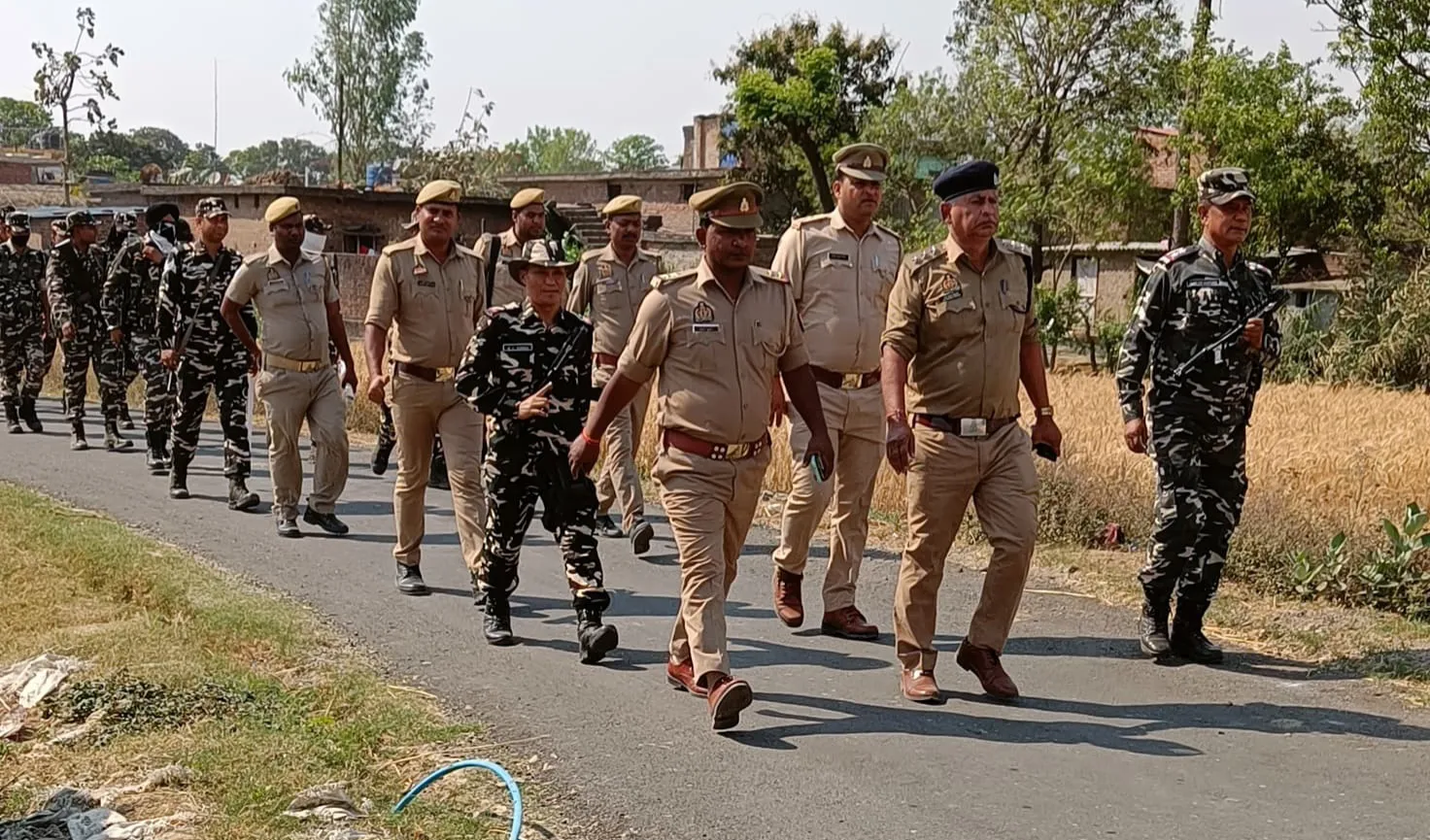 लोकसभा चुनाव को लेकर पुलिस व एसएसबी ने किया फ्लैग मार्च