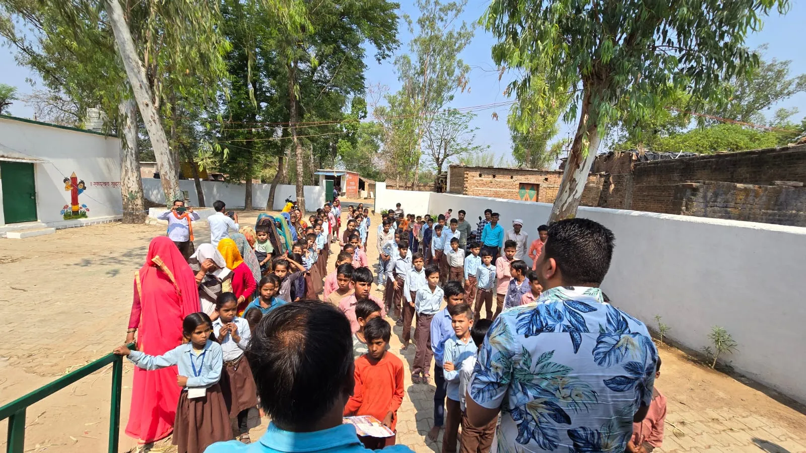 बछरई में मतदान के प्रति ग्रामीणों को किया गया जागरूक