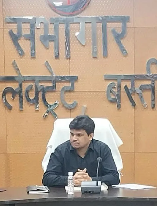 निर्वाचन प्रक्रिया के दौरान मतदाता को पैसे व धमकी देने पर होगी 1 साल की जेल और जुर्माना – डीएम