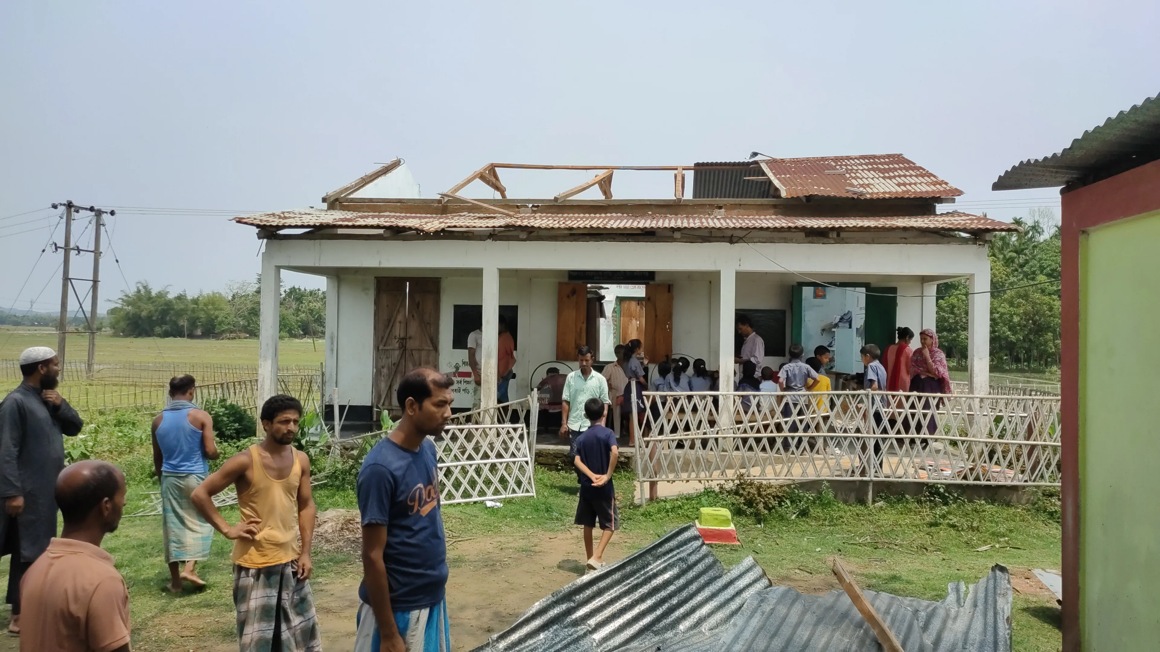 चक्रवात कालवैशाखी तूफान से सरकारी स्कूलों सहित कई गांवों के सार्वजनिक संसाधनों को पहुंचा नुकसान