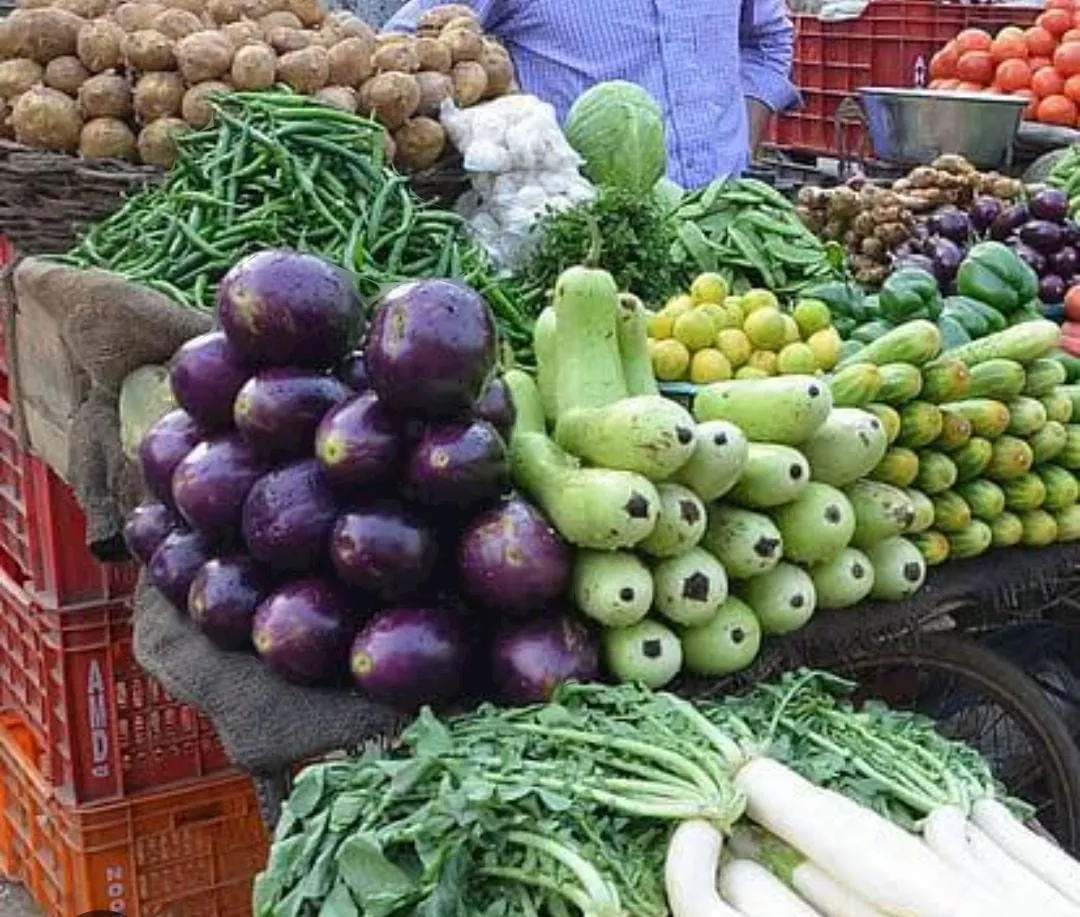 चुनावी शोर में चुपके से चल गया ’महंगाई का चाबुक’