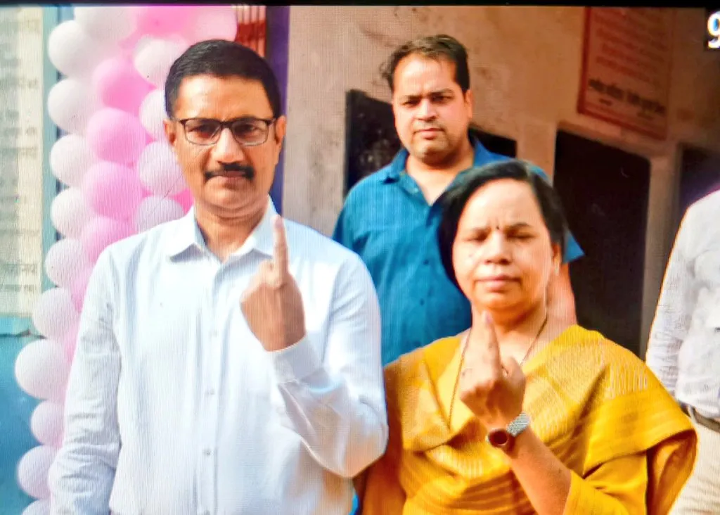 कानपुर पुलिस आयुक्त, डीएम व एडीजी ने डाले वोट 