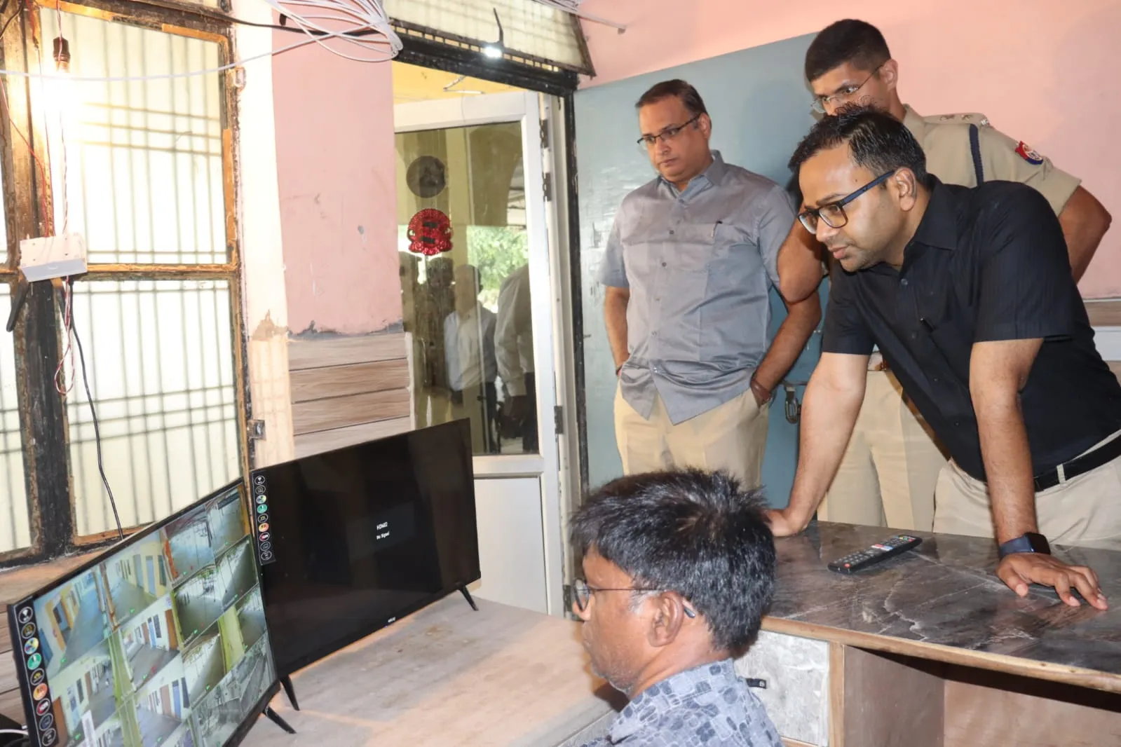  डीएम, एसएसपी व प्रेक्षक ने स्ट्रांग रूम मण्डी समिति का किया निरीक्षण 