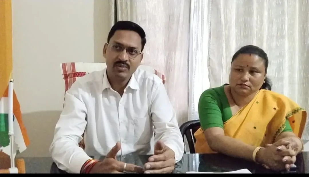 सिलापथार  नगर पालिका के अध्यक्ष और कार्यकारी अधिकारी के संयुक्त पप्रेसवार्ता