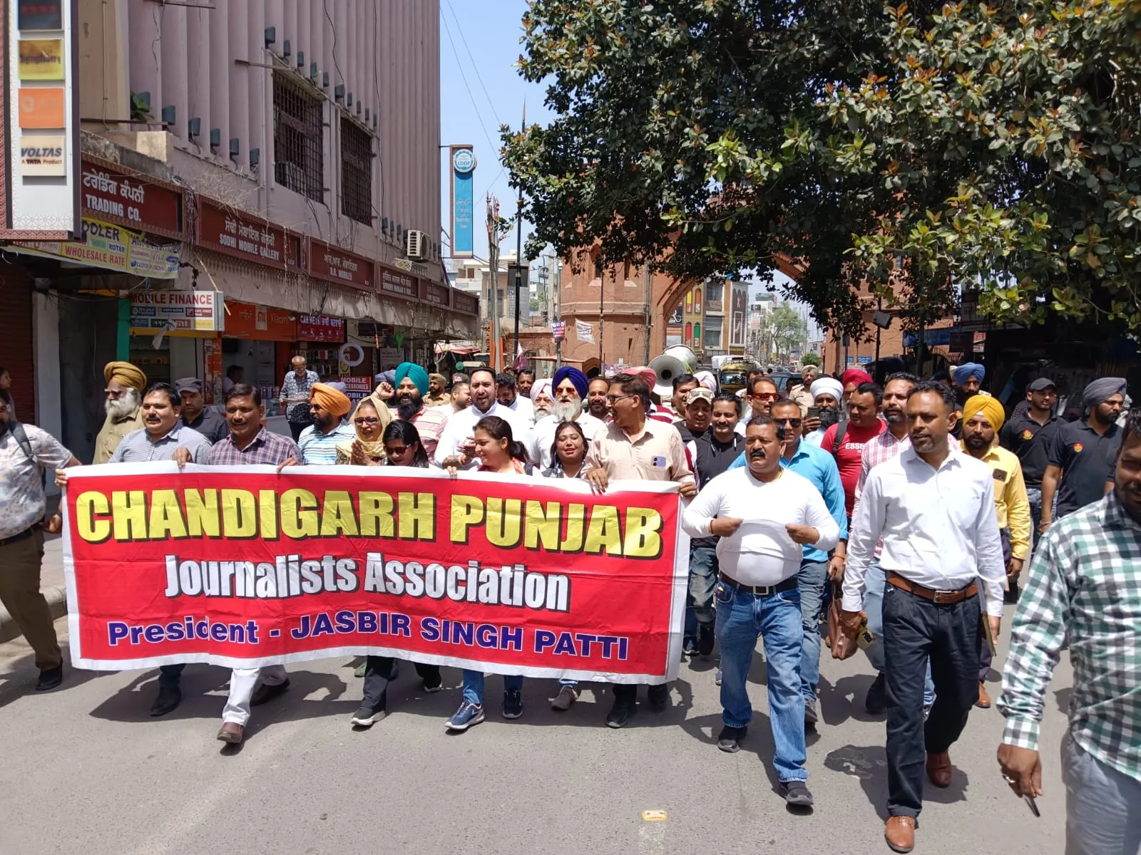 पत्रकारों ने निकाला रोष मार्च