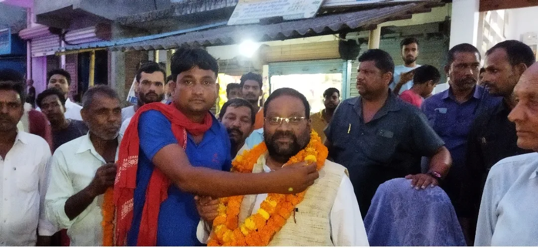 कुशीनगर : ढलते शाम पहुंचे एसपी मौर्य को फूलों से नवयुवक युवाओं ने लाद दिया