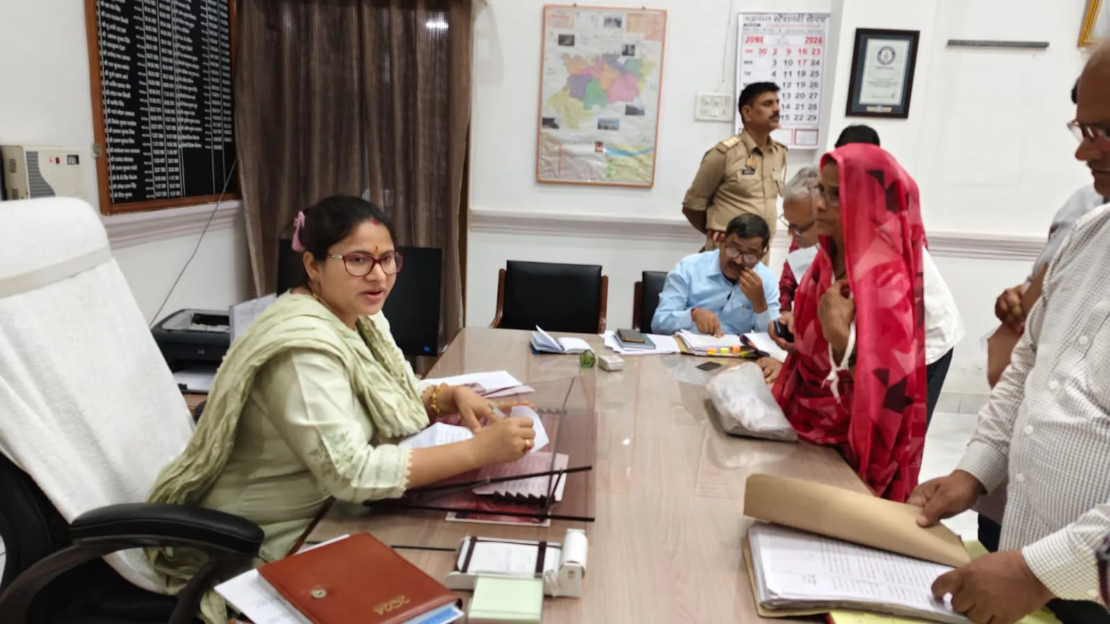 आचार संहिता समाप्ति के बाद जनता दर्शन में जिलाधिकारी ने सुनी एक-एक लोगो की समस्याएं 