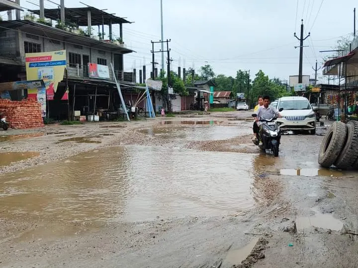 मछली के तालाबों तब्दील सिलापथार नगर पालिका इलाके के की सड़के।