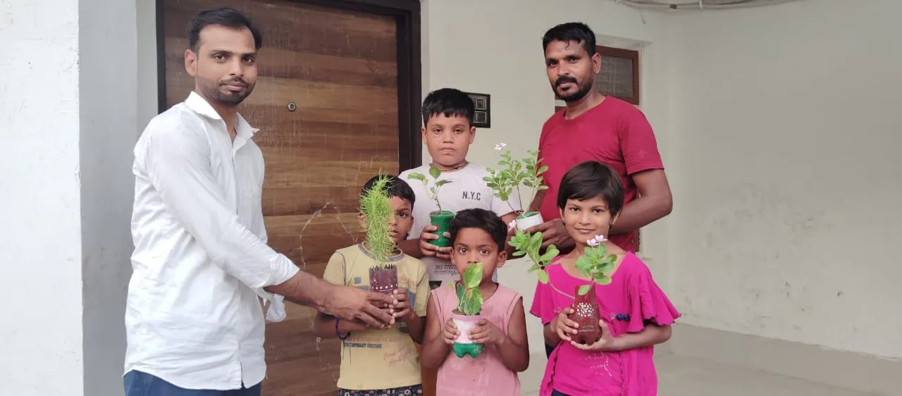 वारसी नगर मोहल्ले में मेरा आंगन मेरी हरियाली अभियान के तहत घर घर में बाटें गमले   
