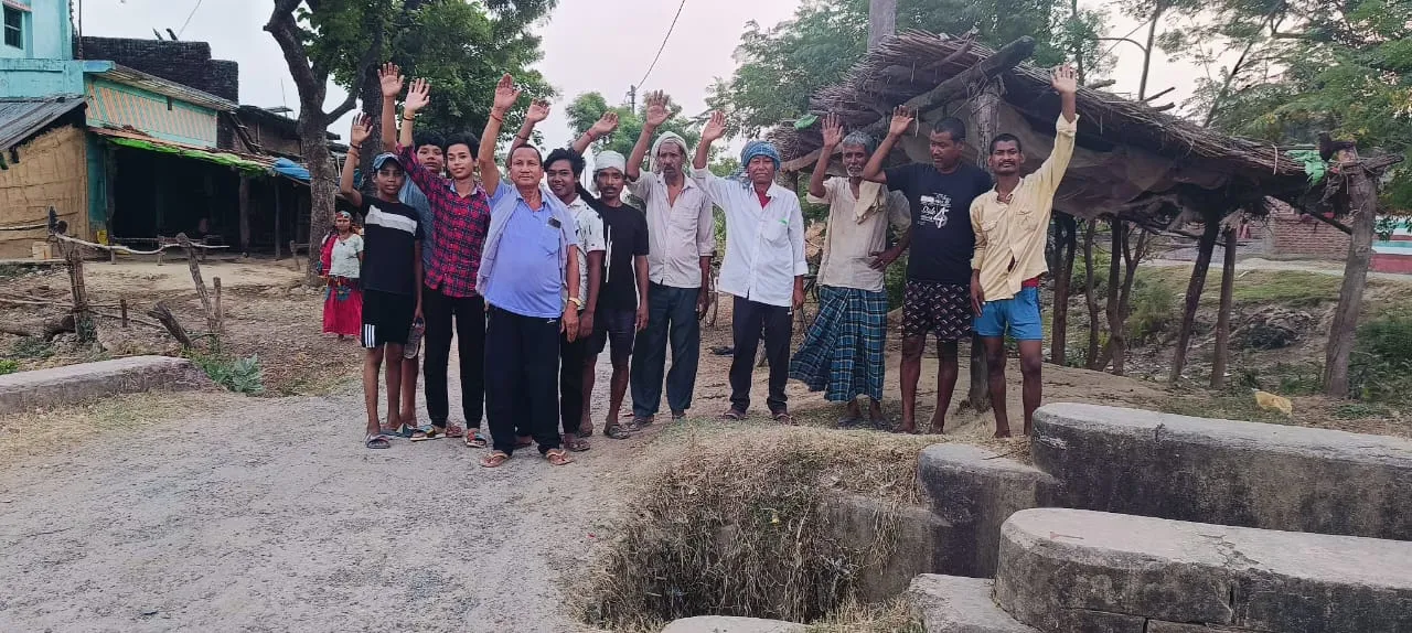 ग्रामीण संपर्क मार्ग पर बने नहर की टूटी रेलिंग दे रही हादसे को दावत