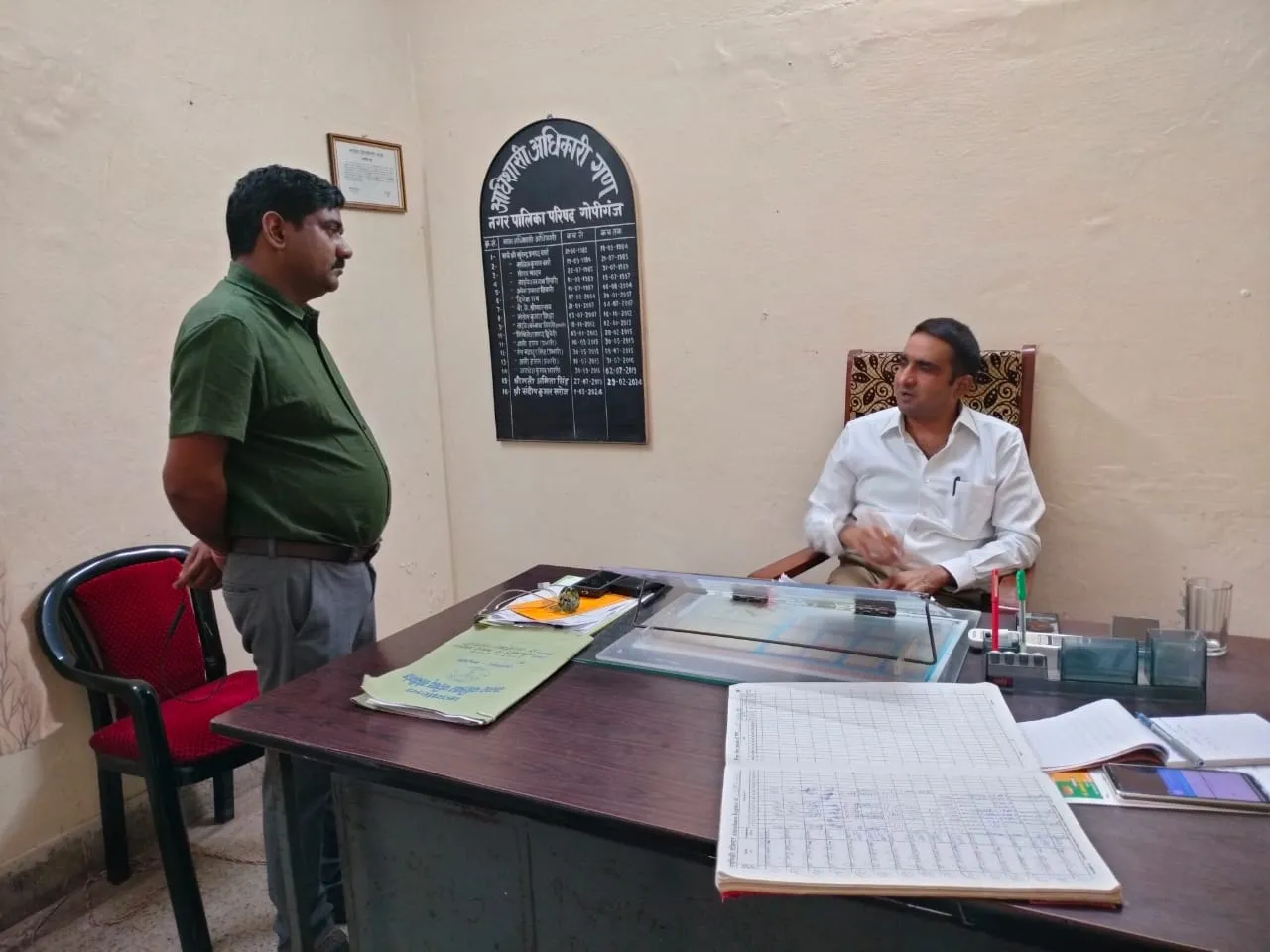 जिलाधिकारी द्वारा नगर पालिका परिषद गोपीगंज कार्यालय का किया गया औचक निरीक्षण