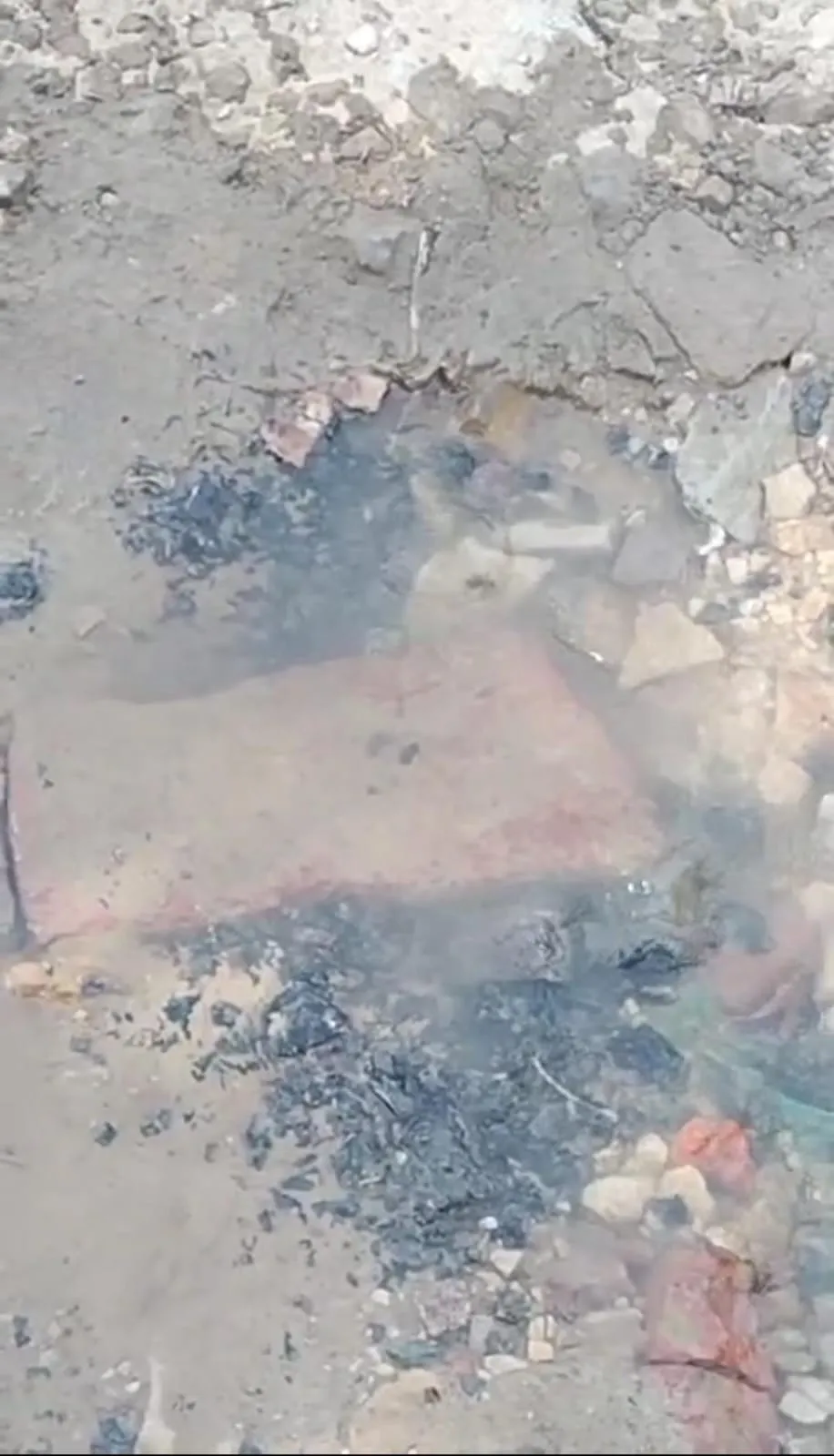 नल जल योजना के तहत रोड पर बह रहा पानी 