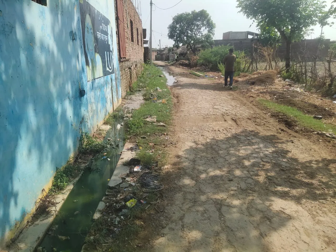 टूटी पटी नाली सड़को पर बहता गन्दा पानी चलना हुआ दुश्वार