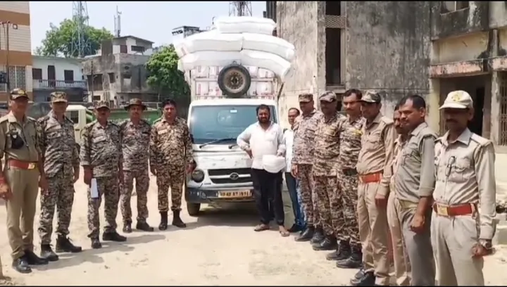 प्रतिबंधित थर्माकोल प्लेट से भारी पिकअप प्रवर्तन दल ने पकड़ा