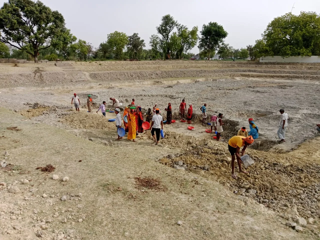 महिला मेट और रोजगार सेवक की लापरवाही के चलते प्रभावित हो रहा मनरेगा कार्य