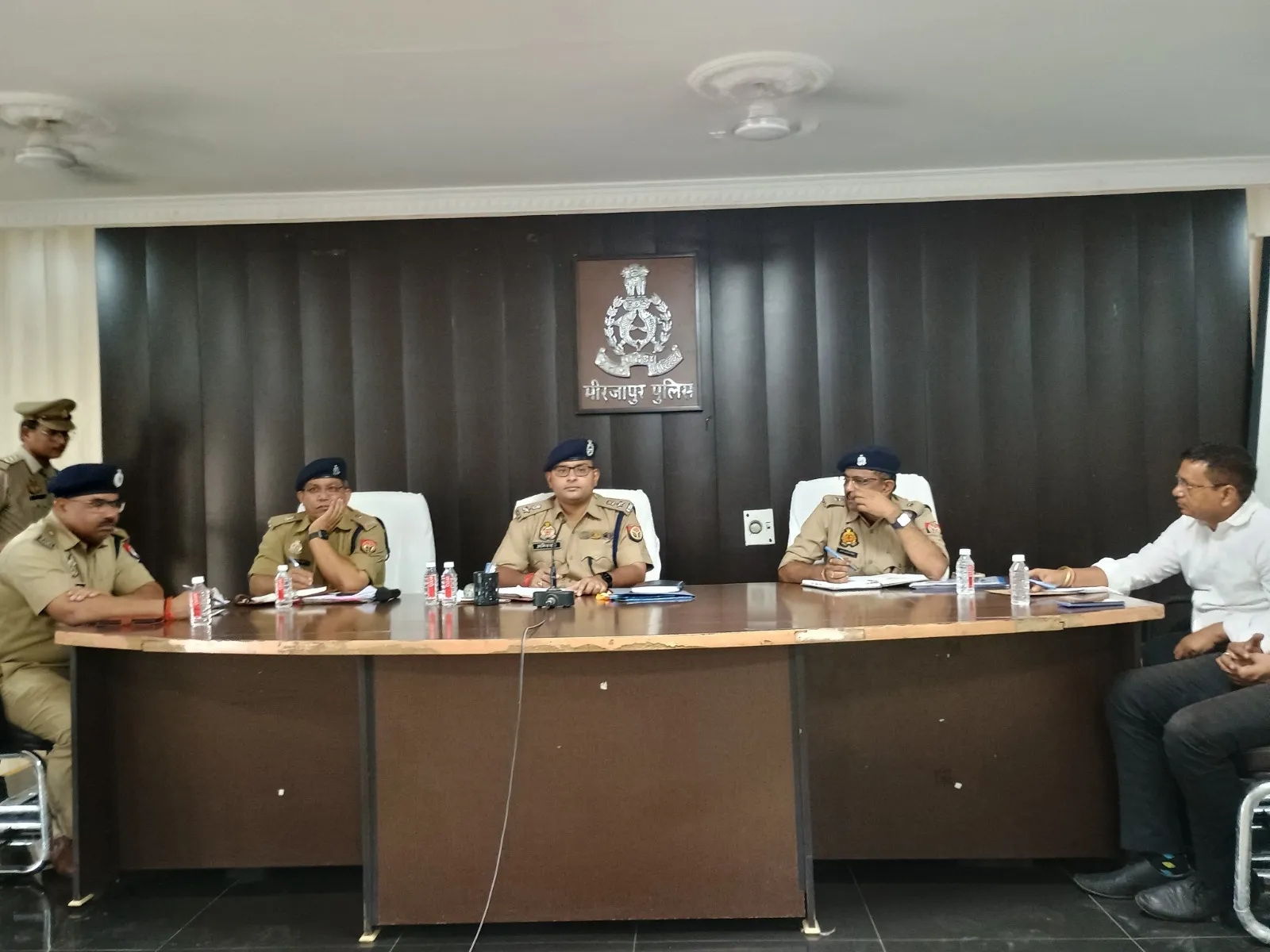 आगामी त्यौहारों के मद्देनजर जनपदीय पुलिस अधिकारीगण के साथ की गयी अपराध गोष्ठी