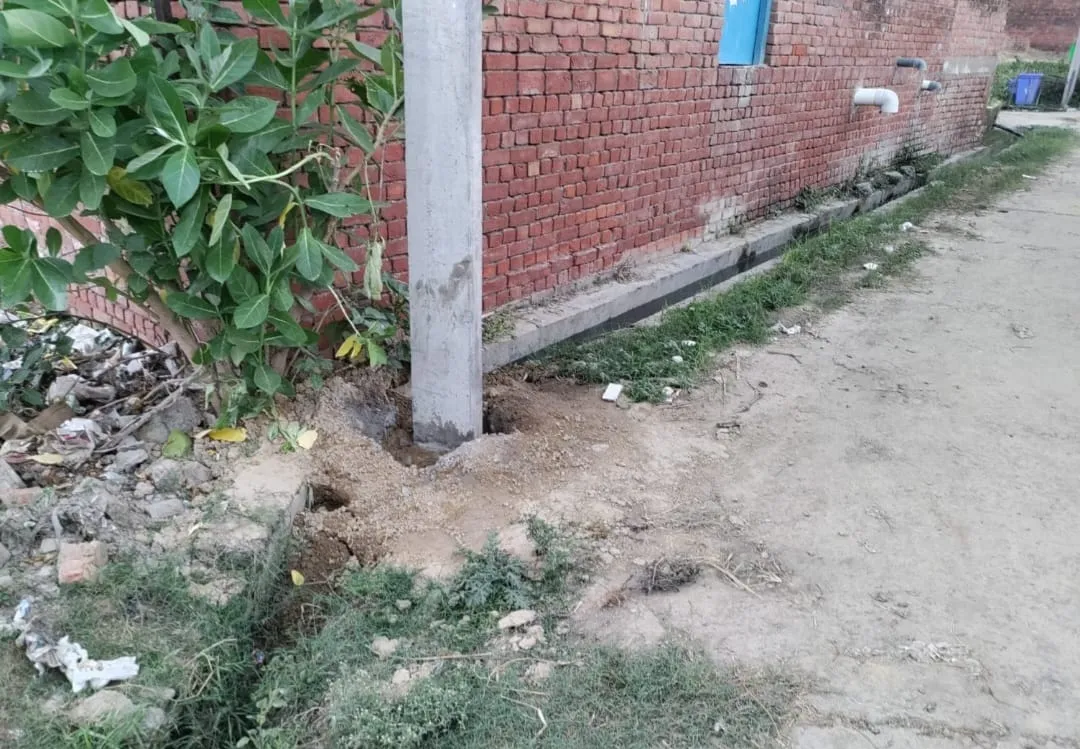 विद्युत विभाग ने नाली में गडवा दिया विद्युत पोल