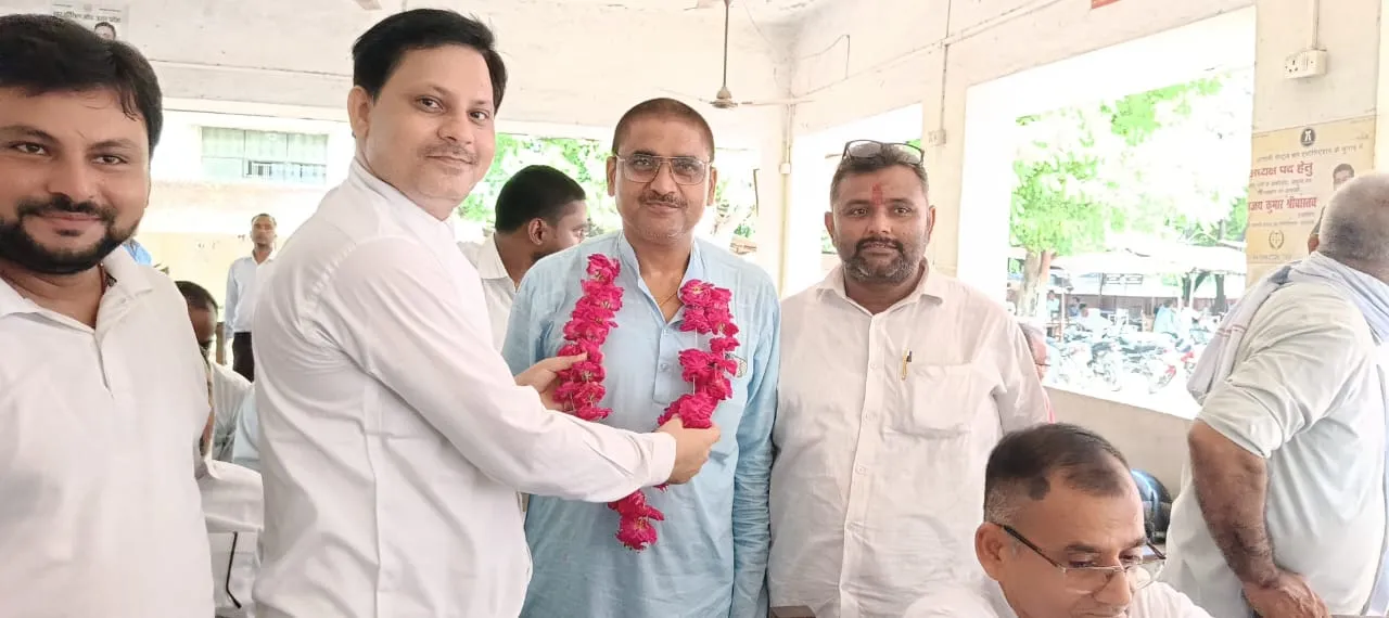 अखिलेश अवस्थी ने अधिवक्ताओं के बीच किया जनसंपर्क