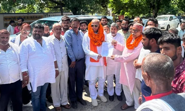 भाजपा सांसद जगदम्बिका पाल का फूल मालाओं के साथ स्वागत, मिल कर्मचारियों ने सौंपा ज्ञापन