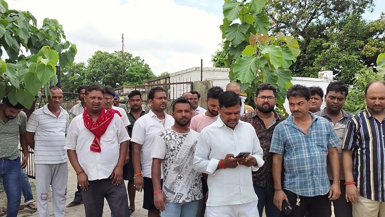 नाराज व्यापारियों ने विद्युत उपकेंद्र रूधौली का किया घेराव आपूर्ति बहाल व ट्रांसफार्मर बदलने की मांग पर अड़े