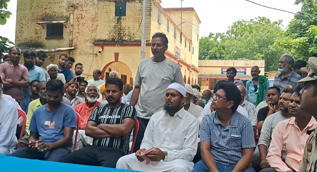 मुहर्रम को लेकर हुई खजनी थाना परिसर में हुई शांति समिति की बैठक