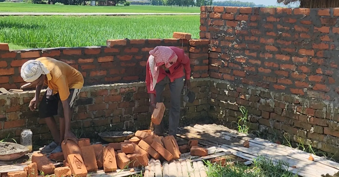 गुणवत्ता को दरकिनार कर घटिया सामग्री से हो रहा पानी टंकी के बाउंड्रीवाल का निर्माण