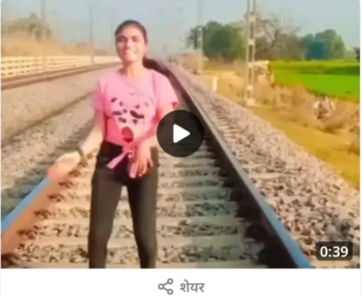 शिक्षा के मन्दिर में रील के गानों का वीडियो हो रहा वायरल  