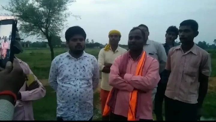 निराश्रित गोवंश के आतंक से ग्राम सभा चककोटार के किसान बेहाल