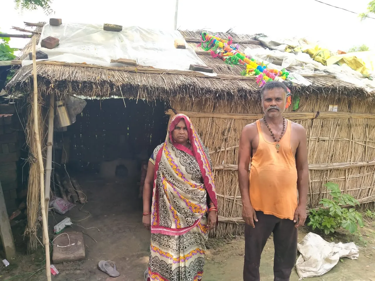 20 वर्षो से झोपड़ी में गुजर बसर करने को मजबूर गरीब परिवार