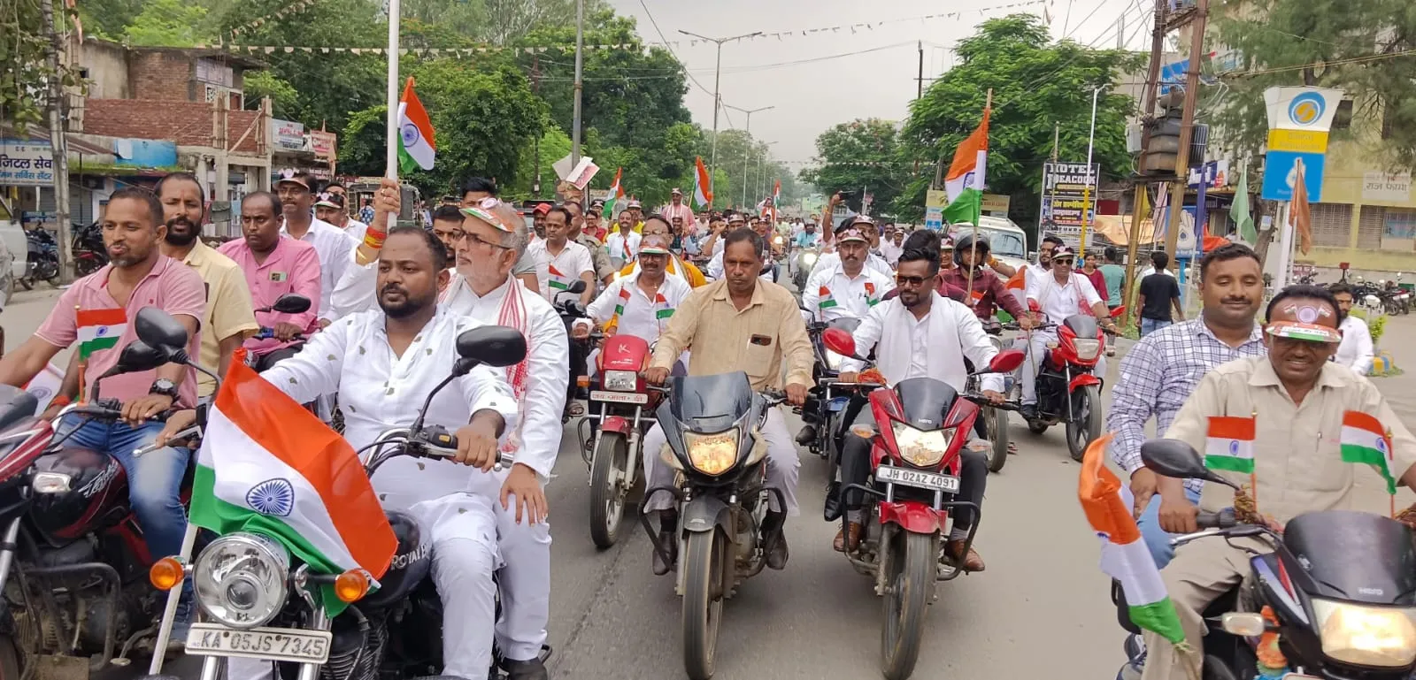 बरही में भाजपा कार्यकर्ताओं ने निकाली तिरंगा यात्रा, पूर्व विधायक मनोज यादव हुए शामिल