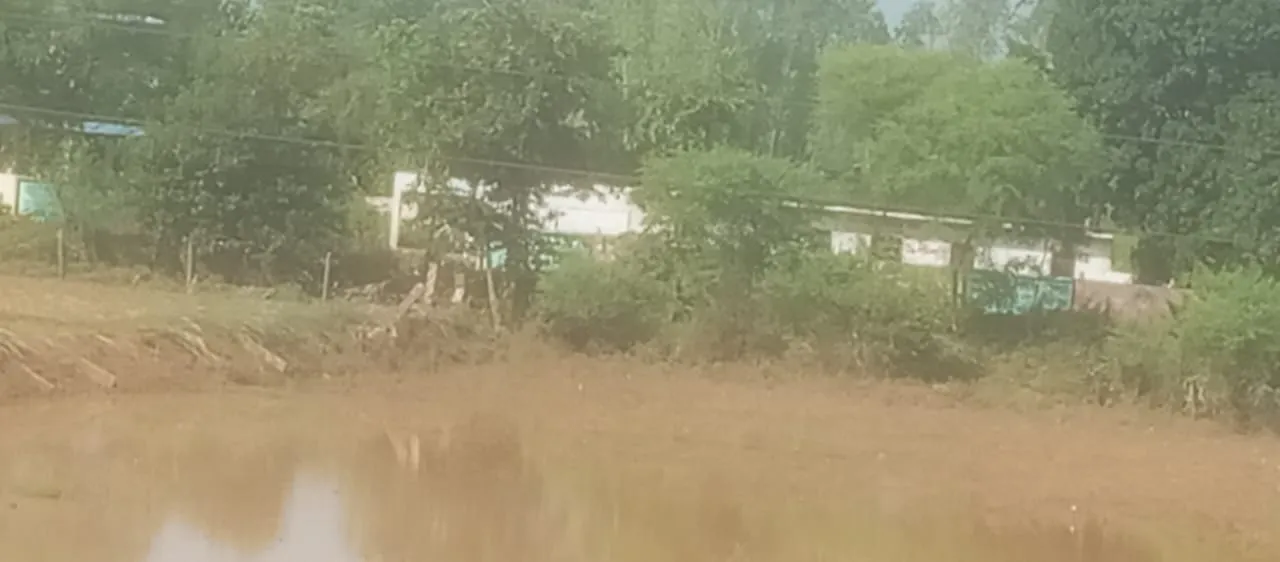 भ्रष्टाचार की भेट चढ़ा अंत्येष्टि स्थल, घटिया निर्माण कार्य से दीवार गिरकर हुआ धराशा