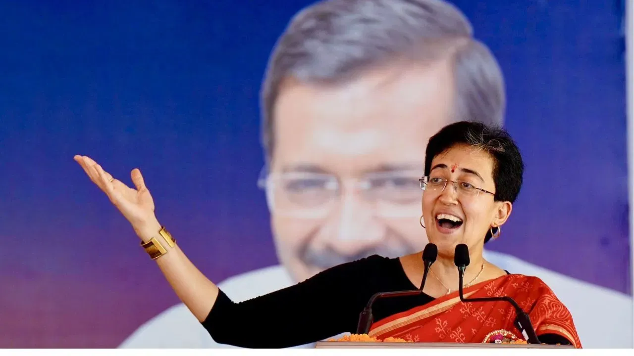 दिल्ली में आप की आतिशबाजी