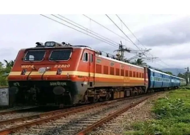 प्रयागराज एक्सप्रेस में पकड़ा गया फर्जी रेलवे अधिकारी,।