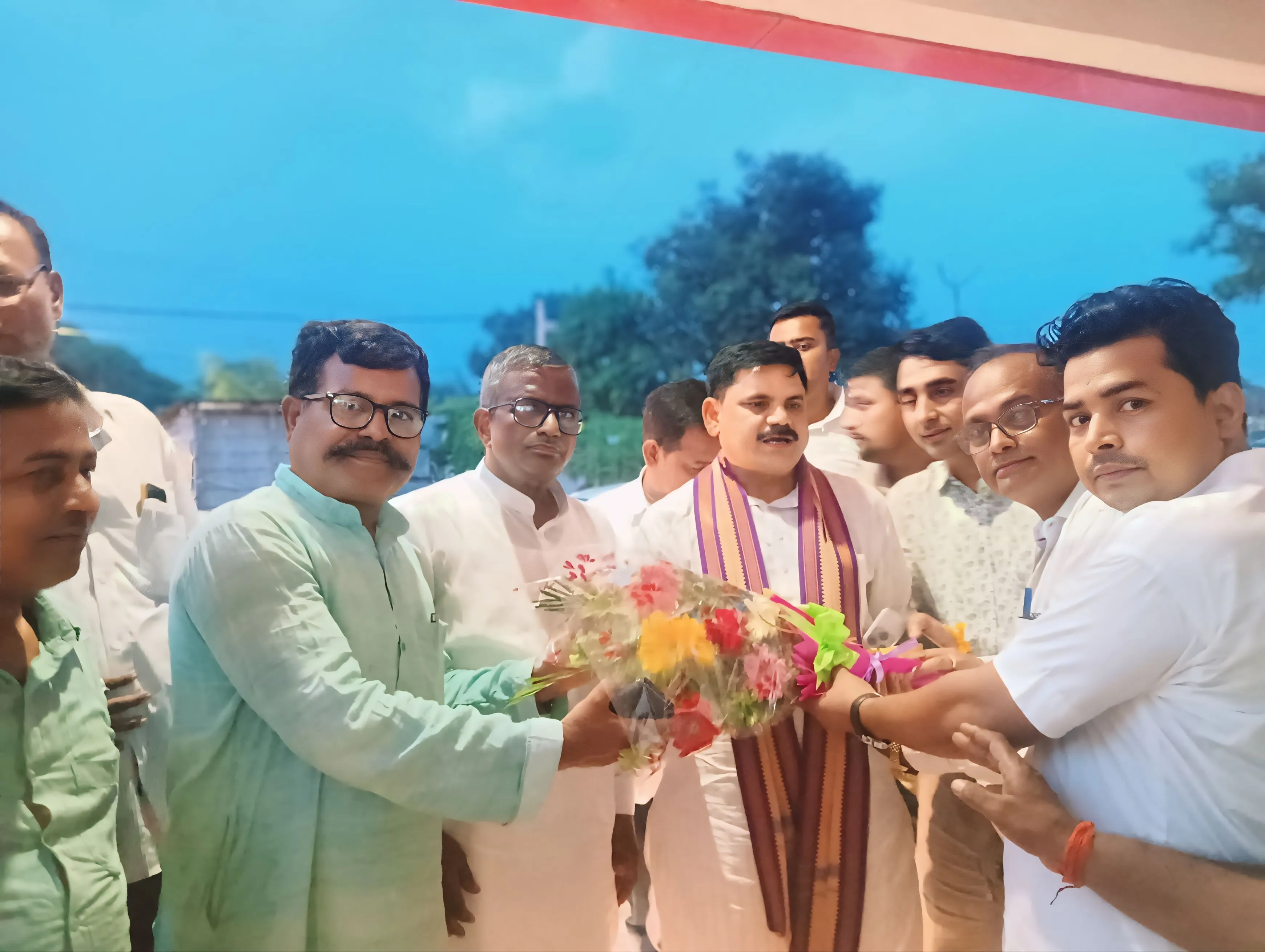 कुशीनगर : जटहां बाजार के व्यापारियों ने मंत्री सतीश चन्द्र दुबे को बुके भेंट कर किया स्वागत 