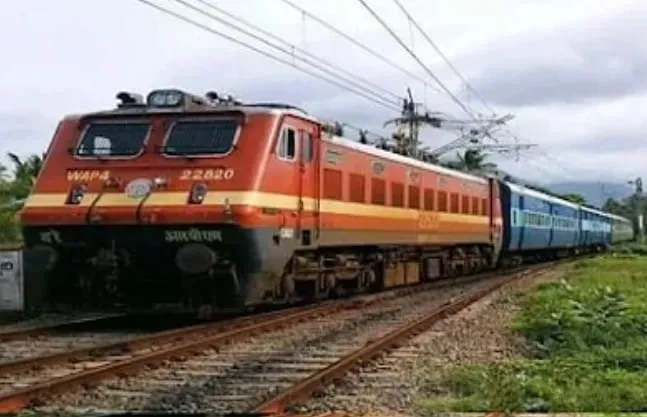 प्रयागराज में एक्सप्रेस ट्रेन पर पथराव, कई यात्री घायल; मची अफरा-तफरी!