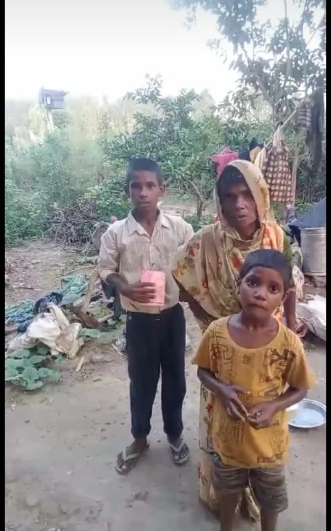 साहब हमे भी दे दो आवास, क्या हम गरीब नही