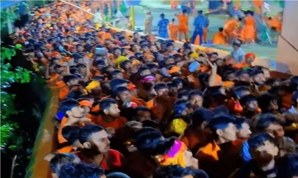 जलाभिषेक के लिए उमड़े लाखों कांवरिया बम बम भोले हर हर महादेव की धुन से गूंजा शिवालय