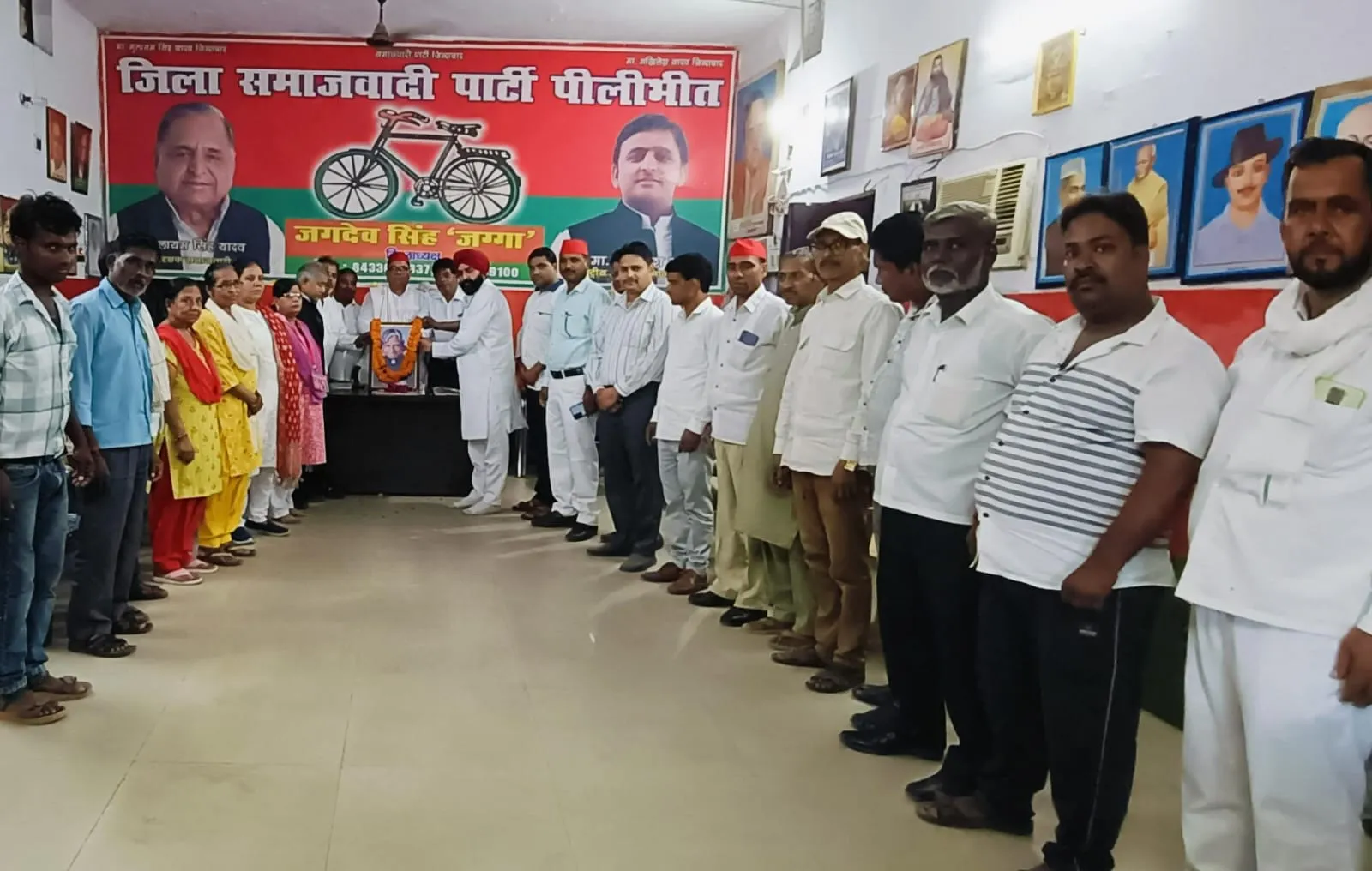 पीलीभीत समाजवादी पार्टी के के माननीय राष्ट्रीय अध्यक्ष *माननीय श्री अखिलेश यादव जी* के निर्देशानुसार आज