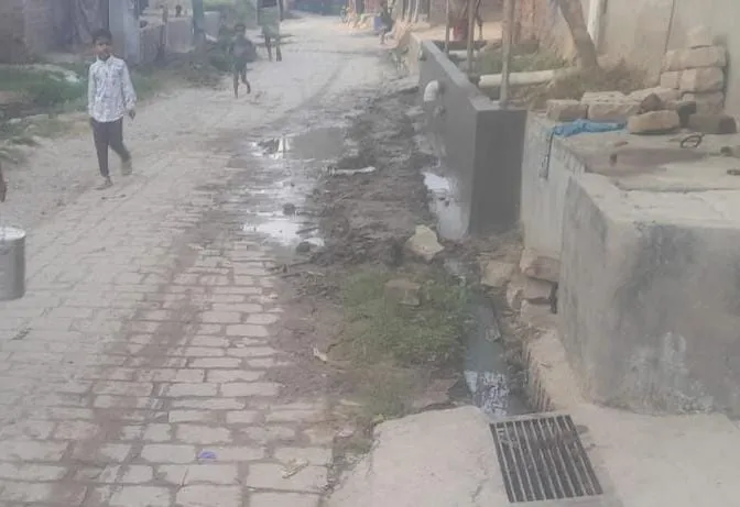 गांवों में नहीं पहुंच रहे सफाईकर्मी, लगा गंदगी का अंबार