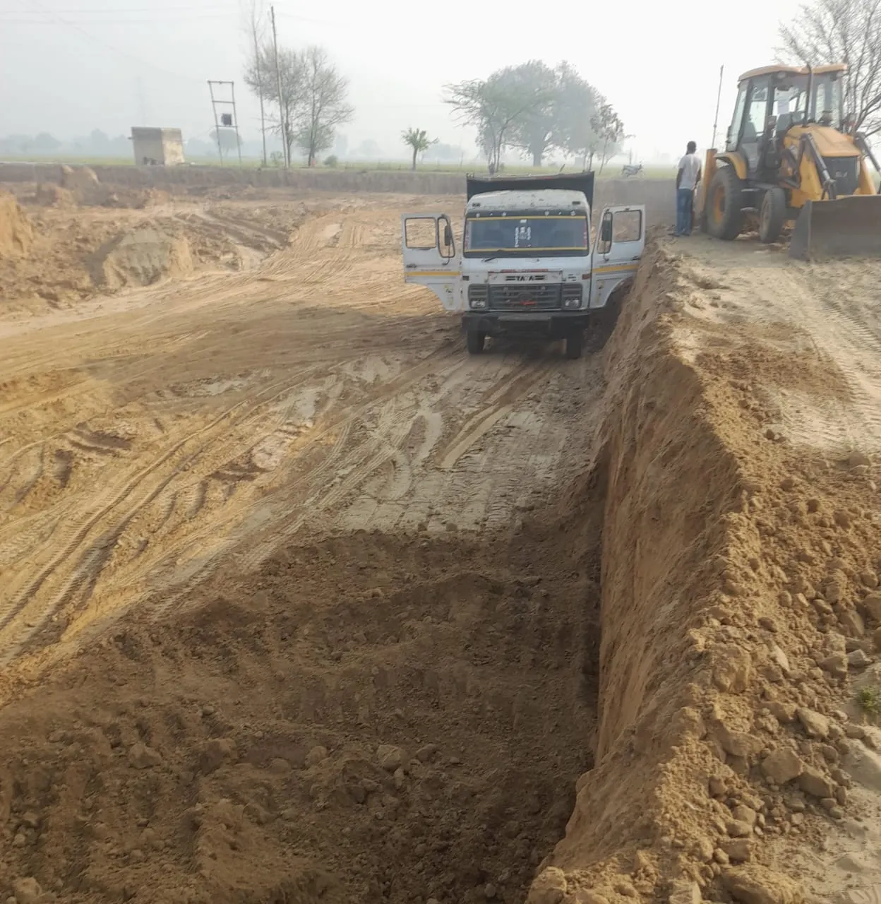 अवैध मिट्टी का खननः प्रशासन मौन, रोके कौन