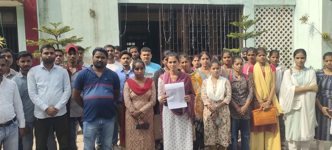 दबंगों ने महिला पंचायत सहायक के साथ की अभद्रता