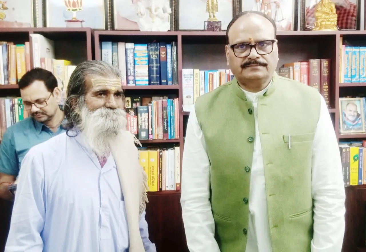 उप मुख्यमंत्री ब्रजेश पाठक एवं शहरी आवास विकास मंत्री राकेश राठौर गुरु से संतोष शर्मा ने की भेट 